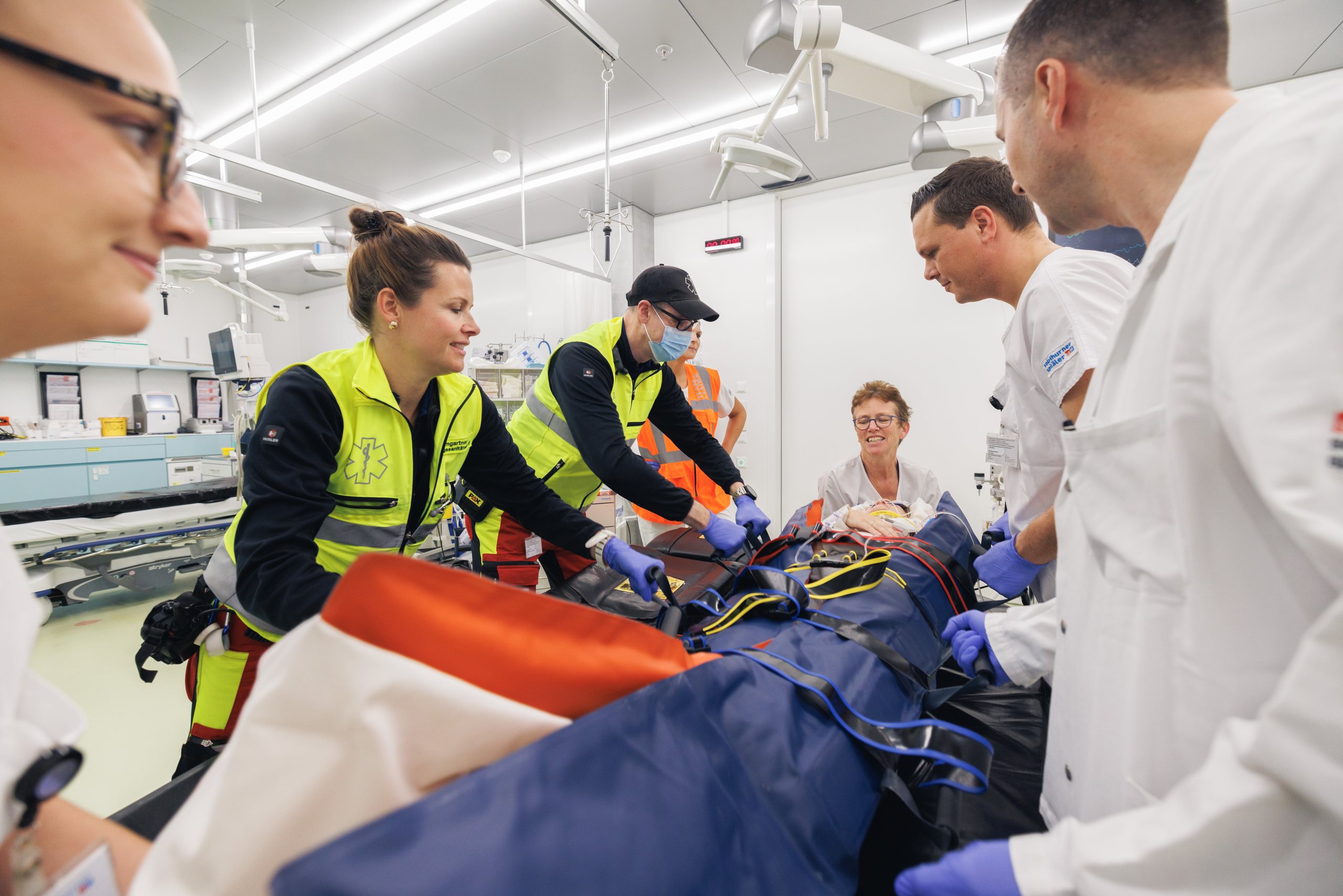Übergabe einer Patientin vom Rettungsdienst an das Notfallteam im Schockraum